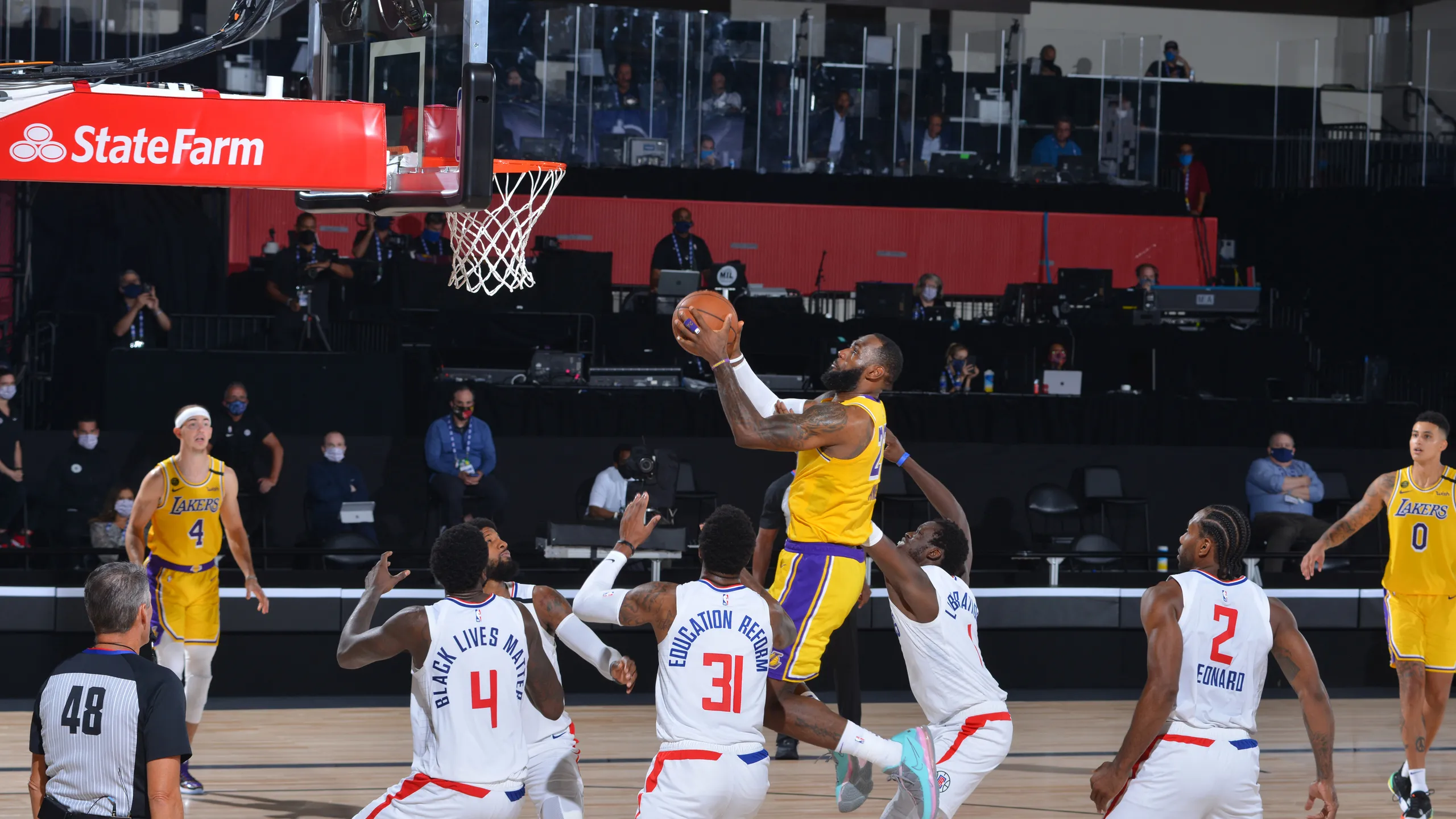 صحنه‌های دیدنی بسکتبال NBA در بازی دیشب - تصویر شاخص