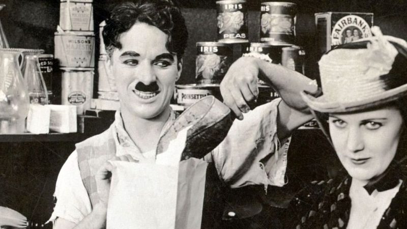 سفر در زمان؛ «چارلی چاپلین در کنار همسر چهارم اش» در پاریس؛ سال 1334