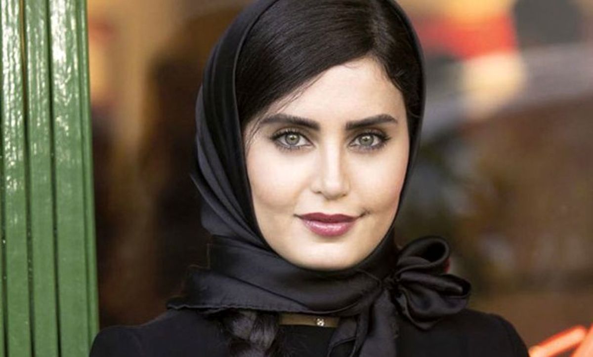 تیپ متفاوت و کمتر دیده شده از الناز شاکردوست در یک کافه - تصویر شاخص