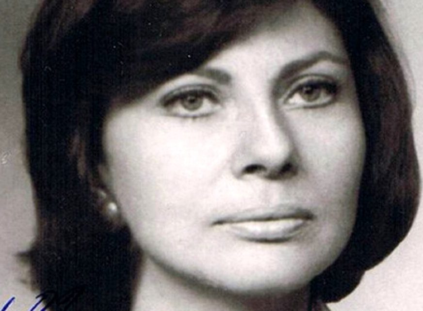 سفر در زمان؛ «ثریا اسفندیاری در کنار والدین، خواهران و برادران و اقوام»؛ دهه 30 - تصویر شاخص