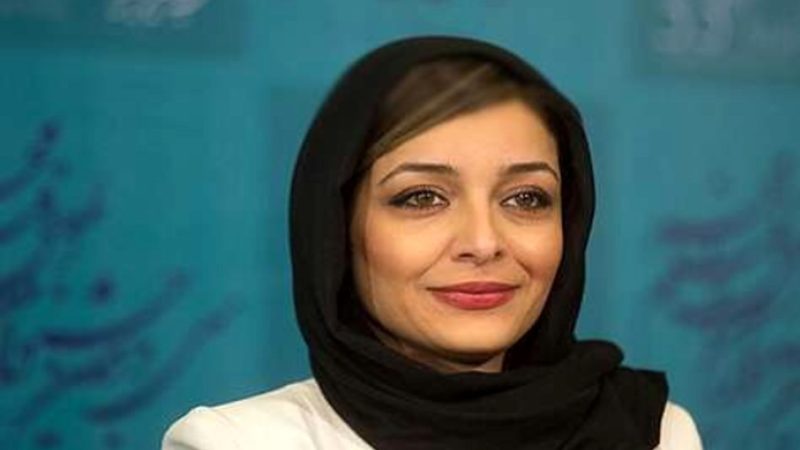 نگاهی به دکوراسیون لوکس خانه ساره بیات / از گلدان زیبای گل های آفتابگردان تا قاب های خاص و منحصر بفرد