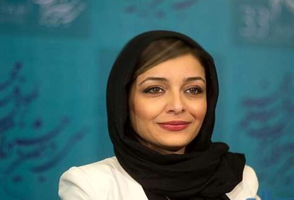 نگاهی به دکوراسیون لوکس خانه ساره بیات / از گلدان زیبای گل های آفتاب‌گردان تا قاب های خاص و منحصر بفرد - تصویر شاخص