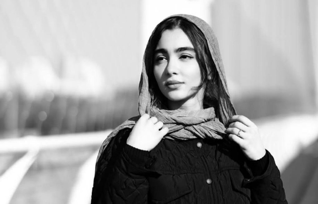 سنا حسینی بازیگر پایتخت در یک کافه عکسش لو رفت - تصویر شاخص