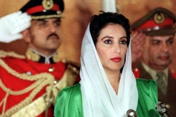 عکس؛ سفر به تاریخ؛ تیپ متفاوت «بی‌نظیر بوتو» در دیدار با رهبر انقلاب؛ سال 1372