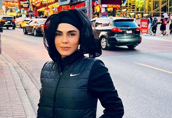 عکس/ تیپ جذاب آزاده زارعی بازیگر سریال آوای باران در نوشهر دلبری کرد