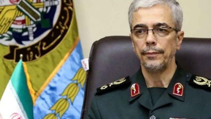 عکس؛ سفر به تاریخ؛ «سرلشکر باقری» در حال نشانهگیری با تفنگ تکتیرانداز در یک نمایشگاه