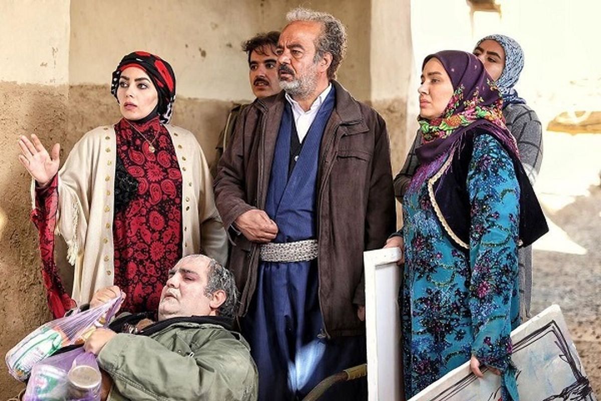 نورالدین خانزاده «سعید آقاخانی» در پشت صحنه «نون خ» کنار روناک + عکس - تصویر شاخص