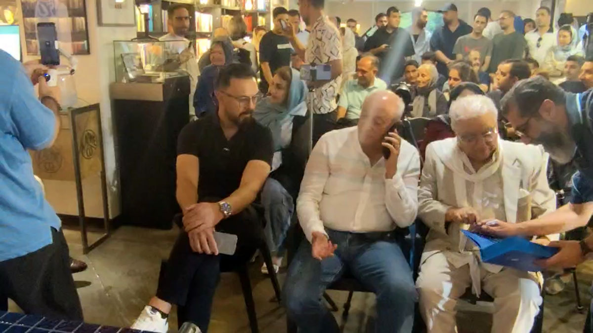 حضور فریبا و پاشازاده و مردم در مراسم رونمایی از کتاب آبی آنتیک - تصویر شاخص