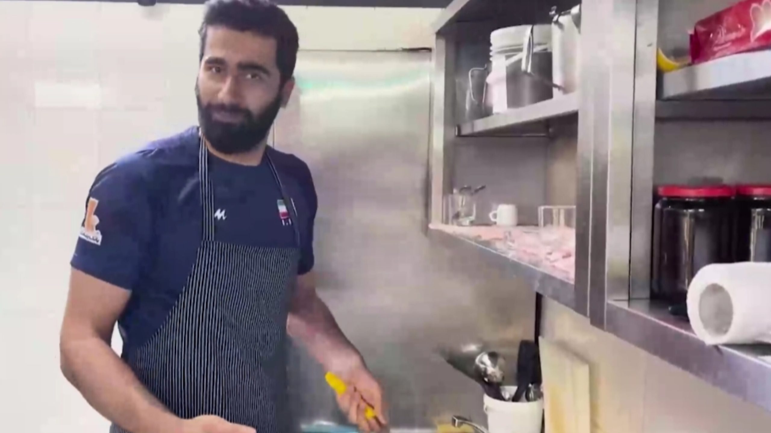 ویدیویی از آشپزی ستاره تیم ملی والیبال برای هم تیمی ها در بلگراد - تصویر شاخص