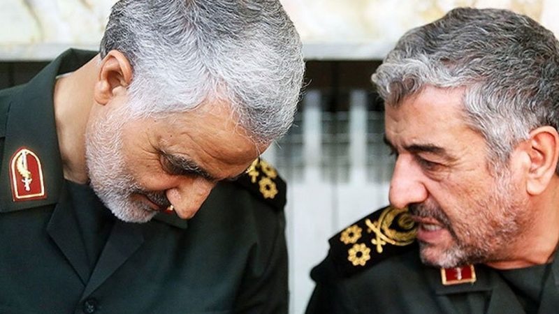 عکس؛ سفر به تاریخ؛ «سردار سلیمانی» در حال کوه‌پیمایی در کنار «رهبر انقلاب» در کرمان؛ سال ۱۳۸۴