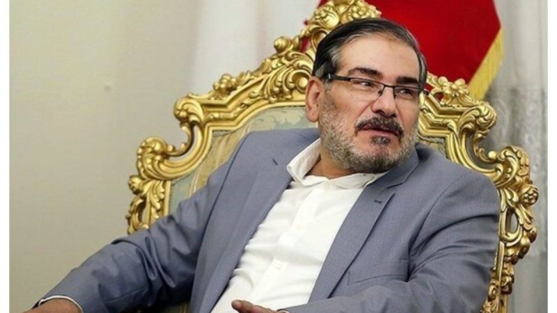 عکس؛ سفر به تاریخ؛ «دریابان شمخانی» در حال سخنرانی در جبهه در کنار یک تابلوی معنادار؛ دهۀ 60
