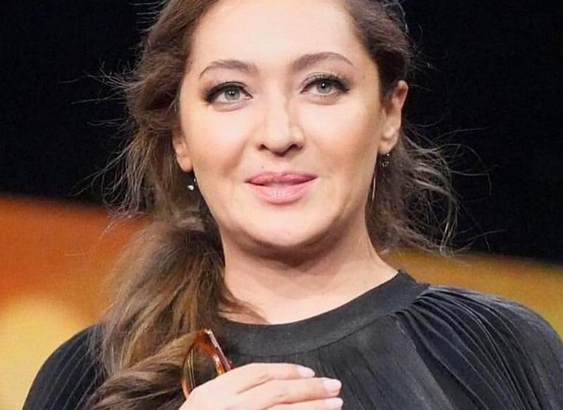 عکس/ استایل کلاسیک نیکی کریمی در دفتر کارش