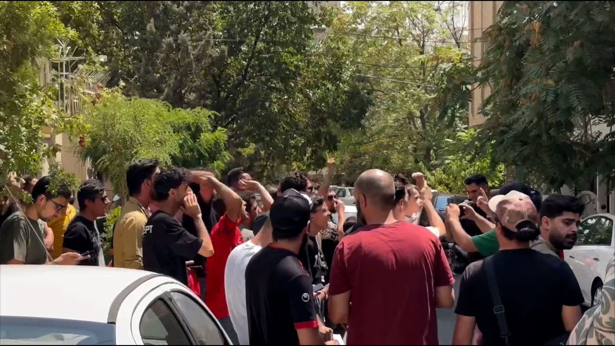 تجمع هواداران معترض پرسپولیس مقابل ساختمان باشگاه - تصویر شاخص