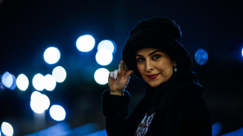 عکس؛ تیپ بازیگر مشهور ایران بر سر مزار ماهچهره خلیلی در لندن