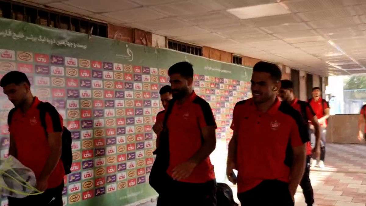ورود بازیکنان پرسپولیس به ورزشگاه شهر قدس برای دیدار با فجر - تصویر شاخص