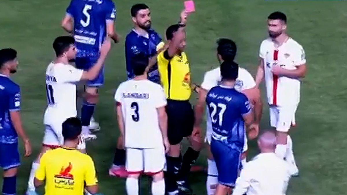 محمدرضا سلیمانی اولین اخراجی لیگ در دیدار چادرملو و فولاد - تصویر شاخص