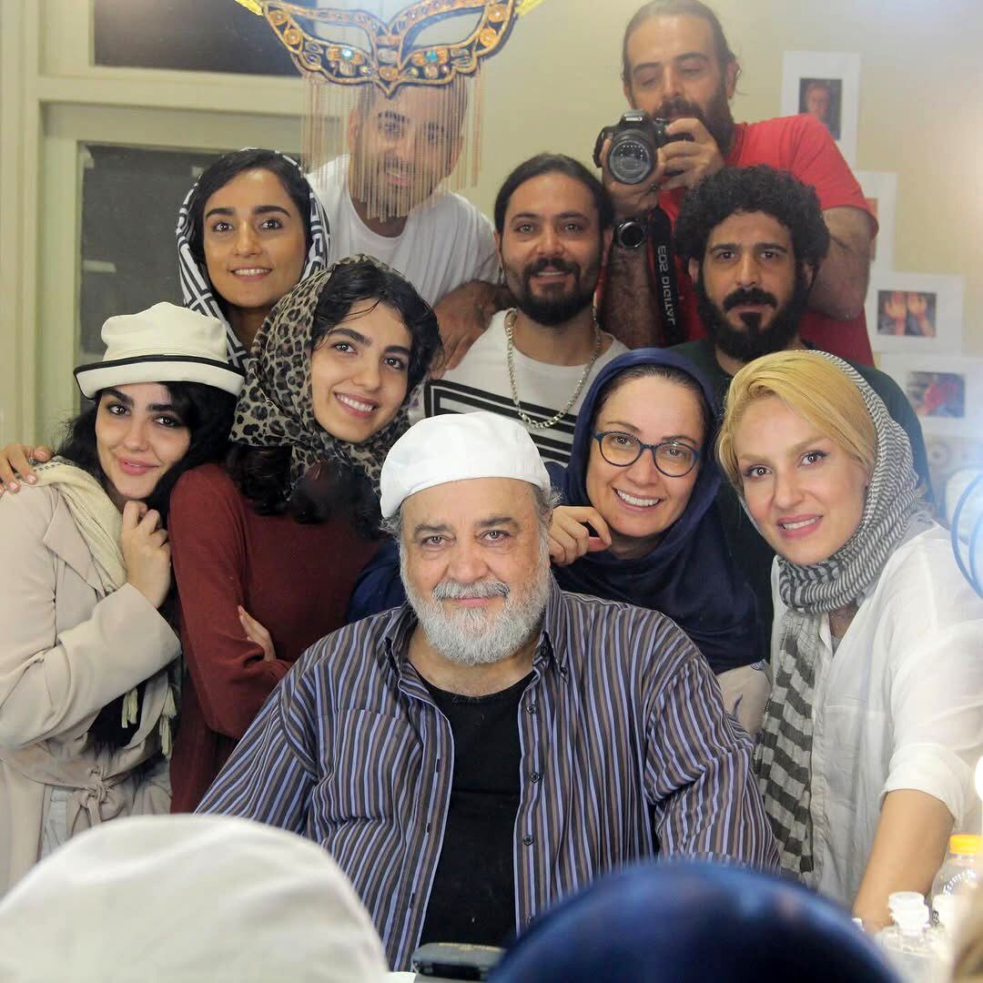 محمدرضا شریفینیا در اتاق گریم «تاسیان»؛ عکسی از پشت صحنه سریال (عکس)