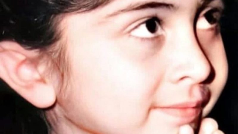 عکس سفر در زمان / لیلا فروهر در کودکی در آغوش پدرش / دهه 40