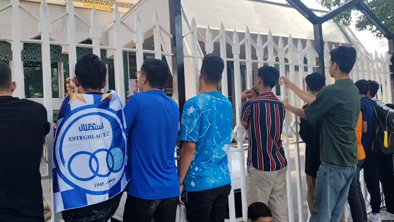 حال و هوای هواداران استقلال در مقابل هتل این تیم - تصویر شاخص