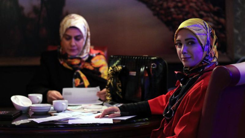 عکس| سفر به تاریخ؛ «تینا وصال» در کنار «جواد جوادی و مسعود تابش» در پشتصحنه «بچه مهندس»