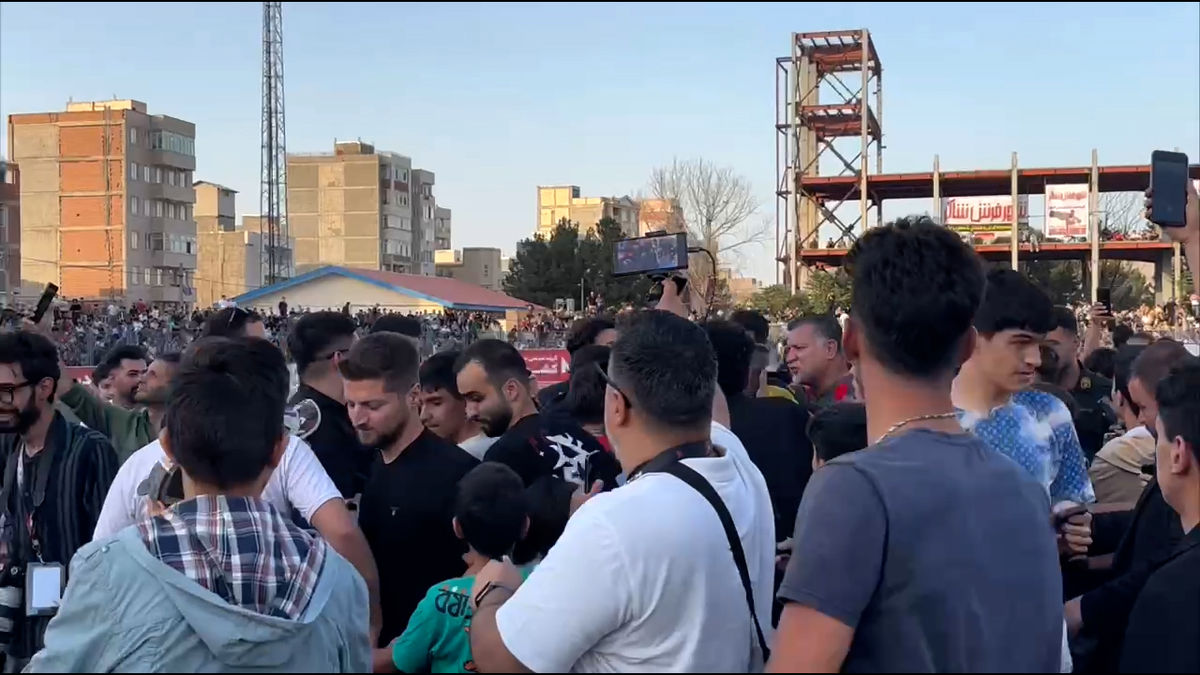 علی دایی در میان هجوم هواداران برای سلفی - تصویر شاخص