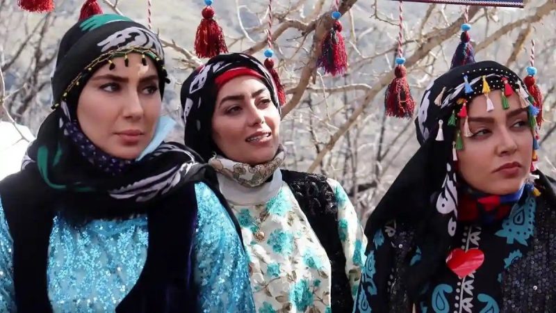 عکس| سفر در زمان؛ «مهیار، روژان، مرجان و شیلان» در پشت صحنه سریال نون خ؛ سال ۱۴۰۰