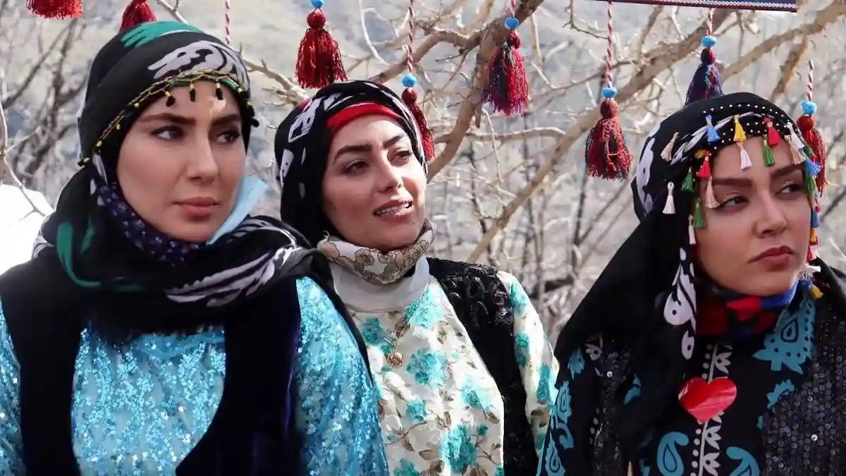 عکس| سفر در زمان؛ «مهیار، روژان، مرجان و شیلان» در پشت صحنه سریال نون خ؛ سال ۱۴۰۰ - تصویر شاخص