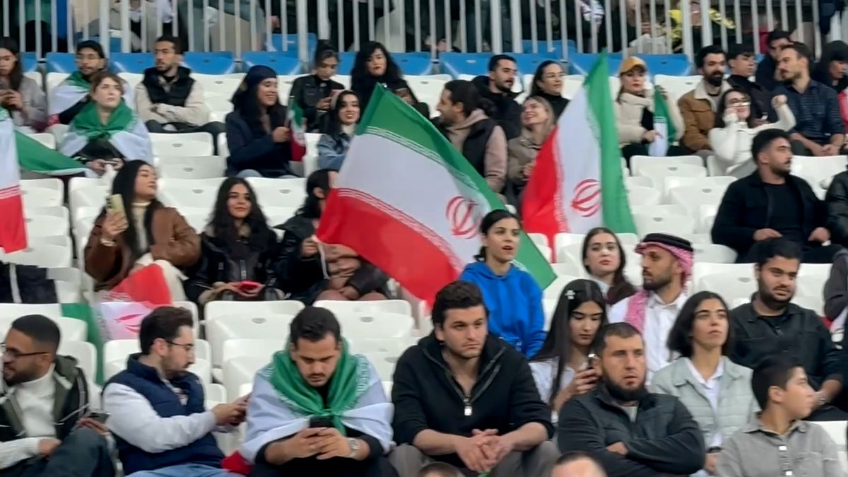 حضور پرشور تماشاگران ایرانی و روس در ورزشگاه - تصویر شاخص