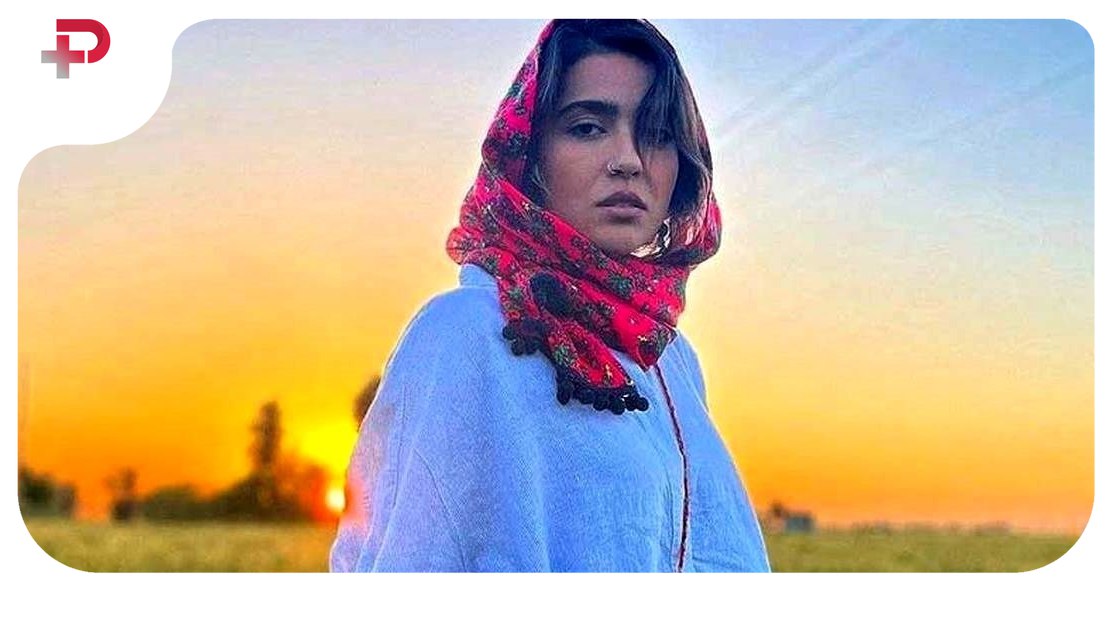 عکس | قابی زیبا از مونا کرمی کنار مادرش؛ این همه شباهت مگه داریم؟ - تصویر شاخص