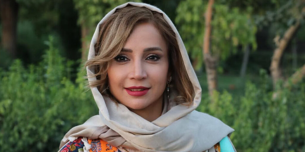 عکس| استایل‌های خاص اما راحت شبنم قلی‌خانی در لندن ؛ از شومیز گره‌ای تا شلوار طرح‌دار - تصویر شاخص