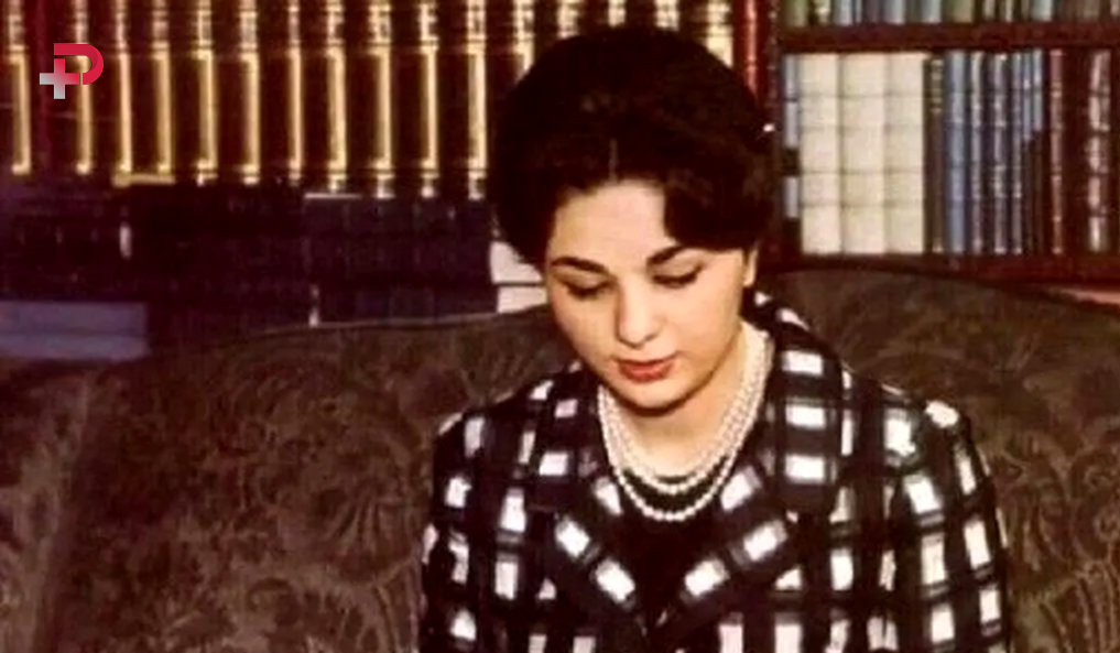 سفر در زمان| سگی در آغوش فرح دیبا - تصویر شاخص