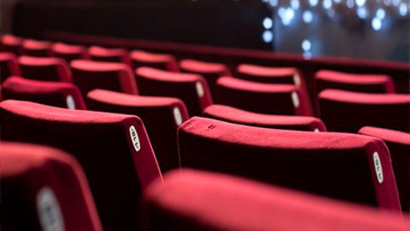 دلیل قرمز بودن صندلی سینماها را می دانید؟