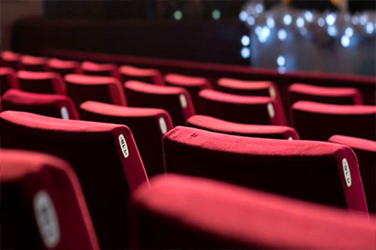 دلیل قرمز بودن صندلی سینماها را می دانید؟ - تصویر شاخص