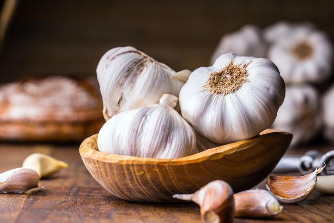 خوراکی هایی که مثل مسواک دندانهایتان را تمیز میکنند +لیست مواد غذایی مفید برای سلامت دهان و دندان
