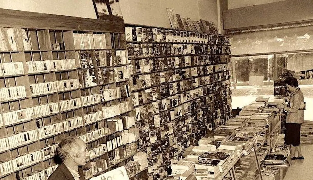 عکس| سفر در زمان؛ کتابفروشی شهرزاد خیابان شریعتی ۱۳۵۴ - تصویر شاخص