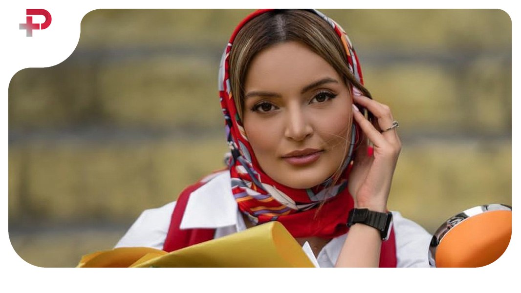 تیپ شیک و پاییزی نیلوفر پارسا؛ پالتوی قرمز رو چه خوب استایل کرده - تصویر شاخص