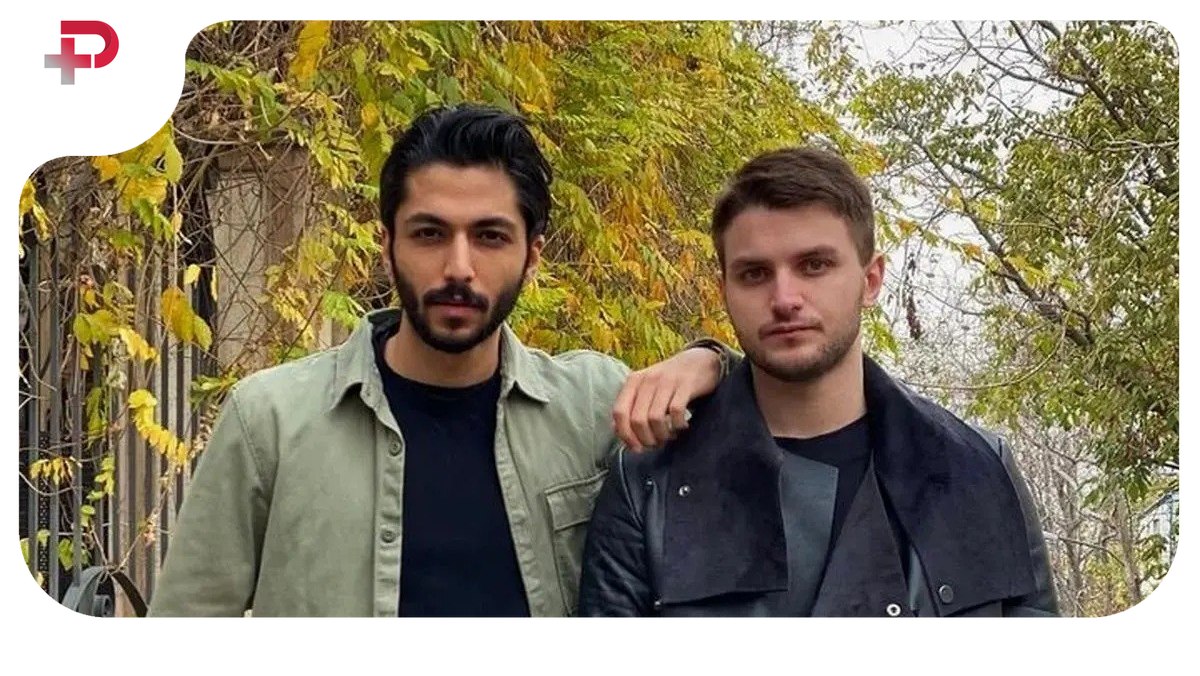 کیسان دیباج و دارا حیایی در پشت صحنه نمایش شب امتحان - تصویر شاخص