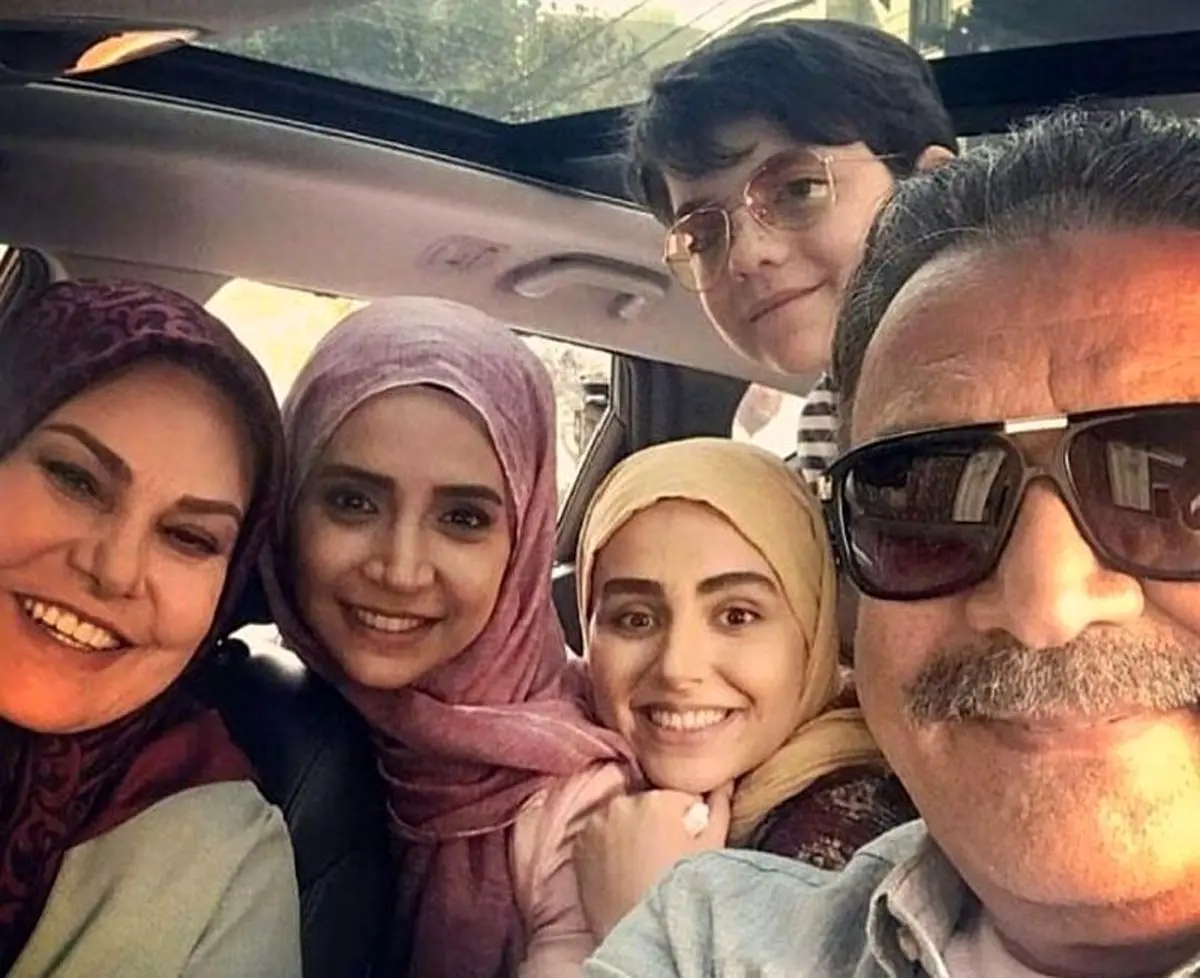عکس| سفر زمان ؛ سلفی دسته جمعی «محمدعلی، آیناز و سهند» سریال «آنام» پشت صحنه - تصویر شاخص