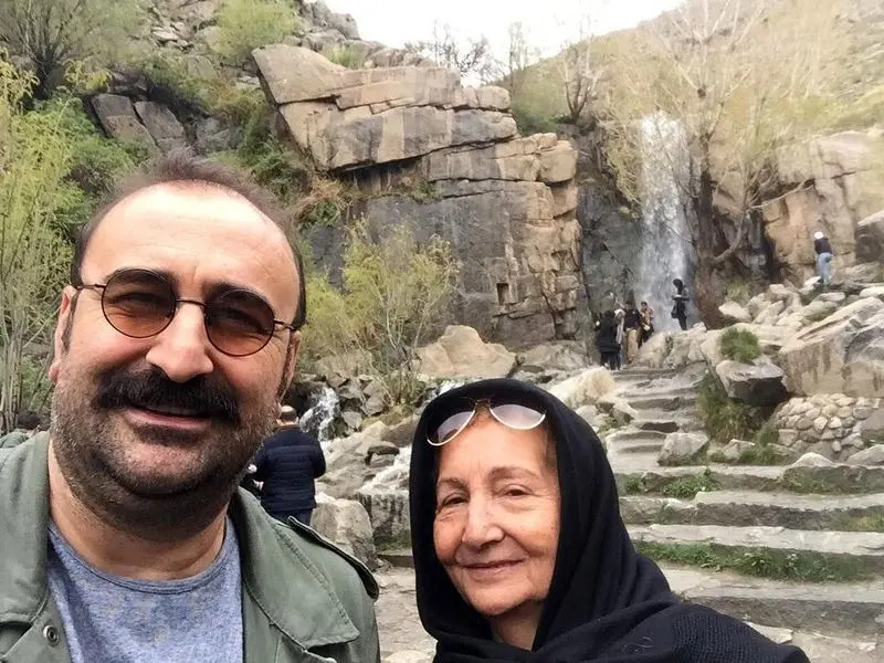 عکسی از مهران احمدی در کنار مادرش؛ بهبود سریال پایتخت چه مادر جذاب و کیوتی دارد - تصویر شاخص