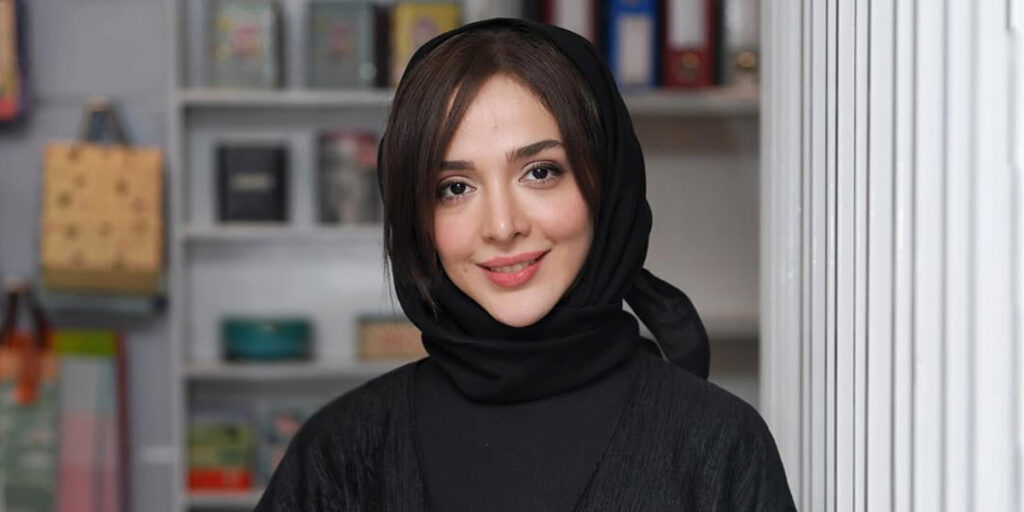 عکس | استایل عجیب و غریب المیرا دهقانی ؛ شلوارک روی شلوار لگ؟ این دیگر چه ترکیب عجیبی بود خانم دهقانی؟ - تصویر شاخص