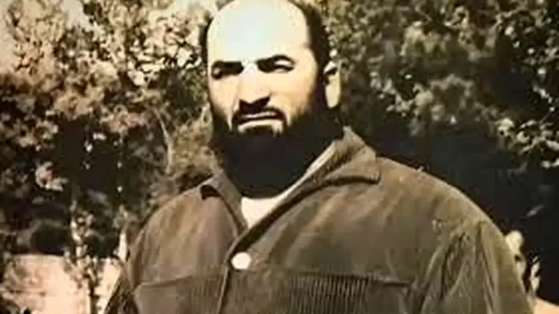 عکس| سفر در زمان؛ «شعبان بیمخ و نوچه هایش» زیر کرسی؛ سال 1332