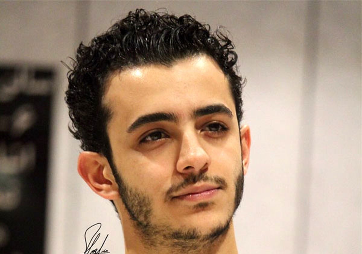 عکس| رونمایی علی شادمان از مادر کم سن و سال و خواهر جوانش / خانواده باکلاس بازیگر مشهور را دیده اید؟ - تصویر شاخص