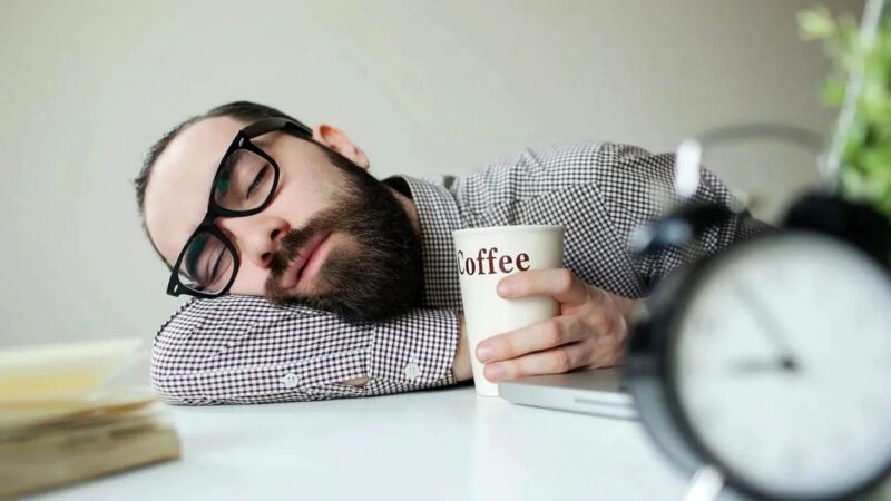 چرا قهوه بعضیها را خوابآلود میکند؟