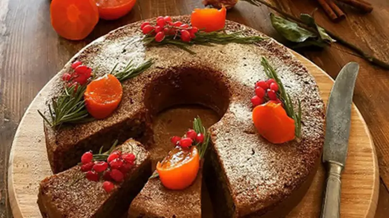 کیک خرمالو با سس مخصوص؛ طر تهیه دسر خاص برای روزهای پاییزی