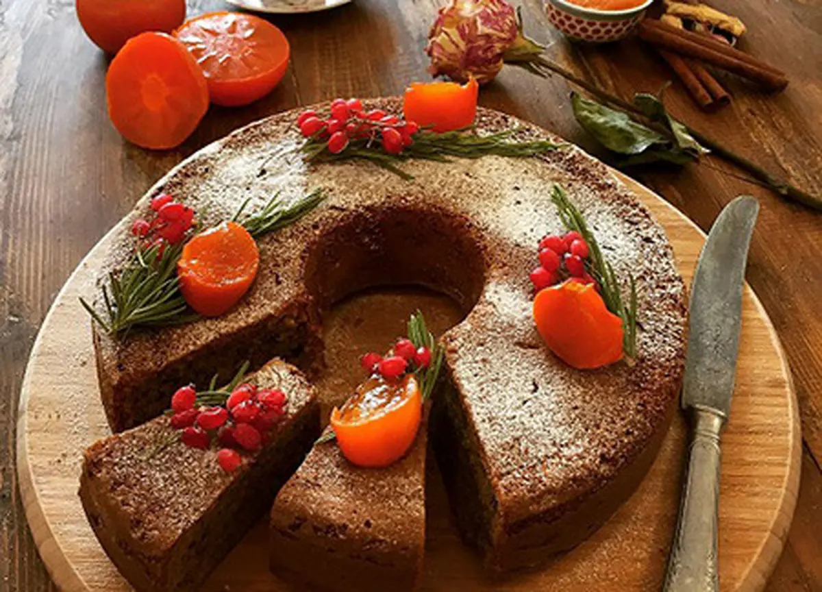 کیک خرمالو با سس مخصوص؛ طر تهیه دسر خاص برای روزهای پاییزی - تصویر شاخص
