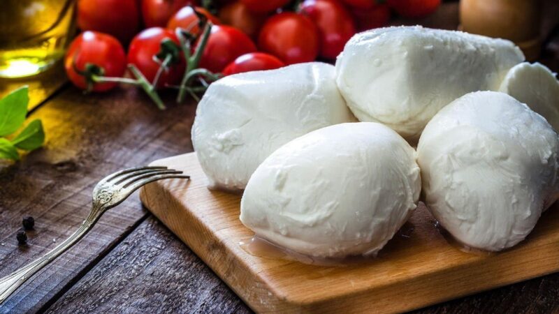 این ۱۰ ماده غذایی بیشتر از شیر کلسیم دارند