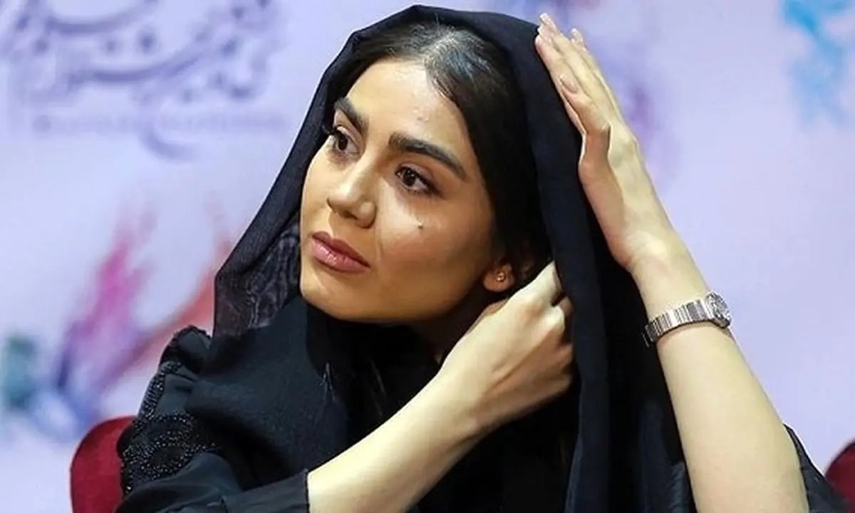 سفر در زمان؛ «آزاده زارعی» در پشت صحنه سریال آوای باران؛ سال 92 - تصویر شاخص
