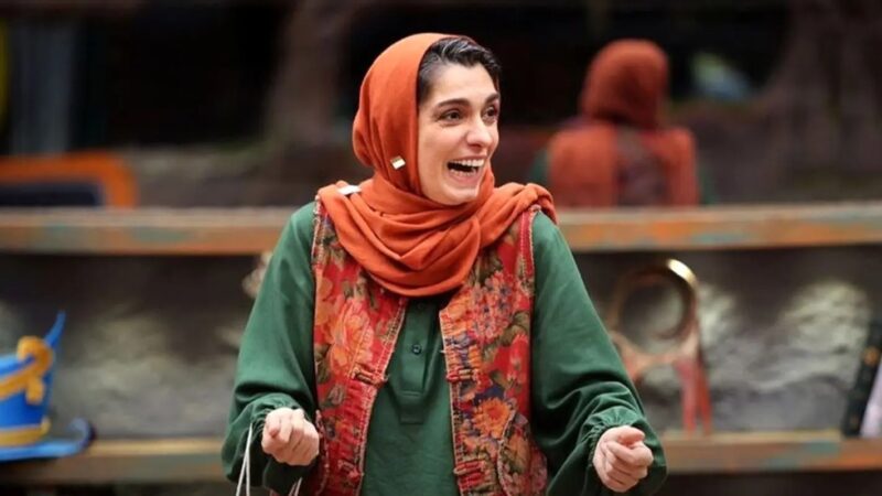 الیکا عبدالرزاقی و رویا میرعلمی با مقنعه مثلثی؛ استایل دهه شصتی خانمها چقدر بامزس