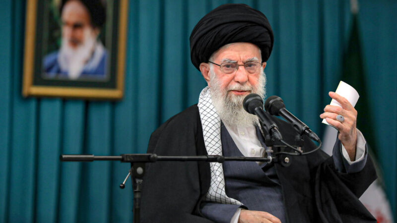 عکس| سفر در زمان ؛ «رهبر انقلاب» در حال قدم زدن در خیابانی در چین؛ سال ۱۳۶۸