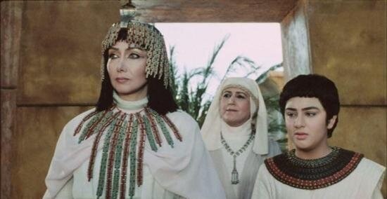 عکسی زیرخاکی از لیلا بلوکات و غول مختارنامه در حرم امام رضا